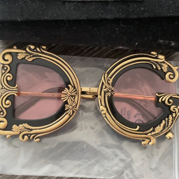 More photos coming soon! Designer inspired statement sunglasses, not authentic - Picture 3 of 6